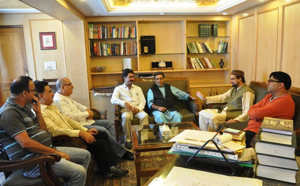 KP delegation calls on Mirwaiz